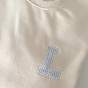 Sudadera inicial con bordado adulto