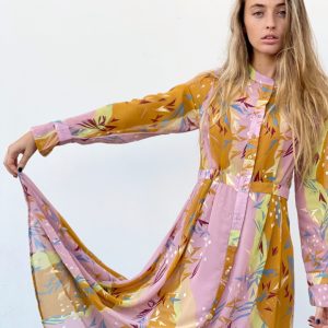 Vestido midi de estampado de hojas en color rosa y camel