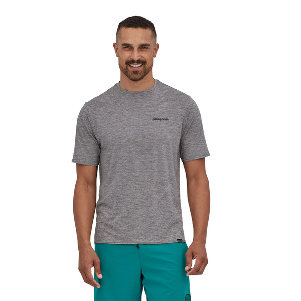 Polera Hombre Capilene® Cool Daily Graphic Shirt – Gris - Imagen 5