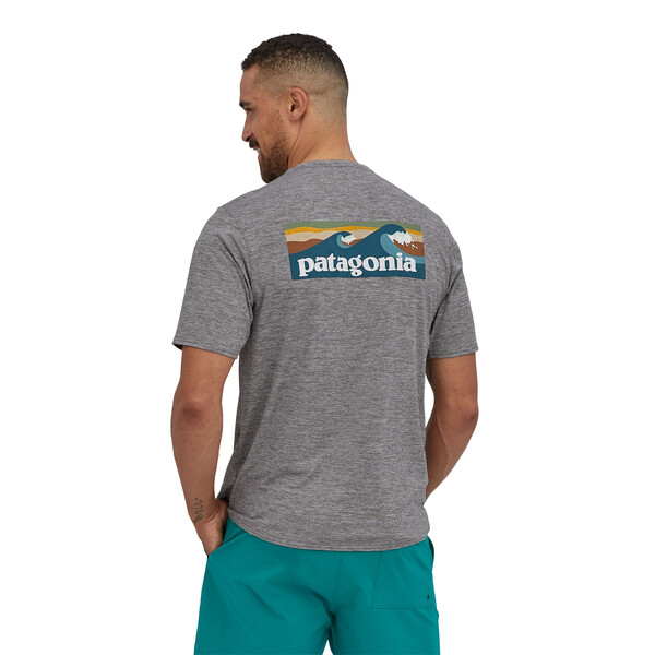 Polera Hombre Capilene® Cool Daily Graphic Shirt – Gris - Imagen 6